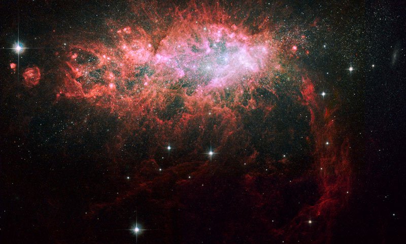 HST rozlúštil záhadu osamelej aktívnej galaxie