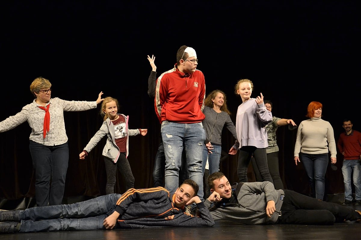 SCÉNICKÁ JESEŇ-malý divadelný festival ochot.divadiel